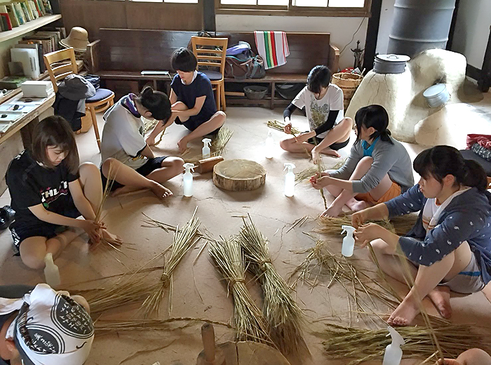 持続的地域貢献活動実習での菅江縄の縄ない体験