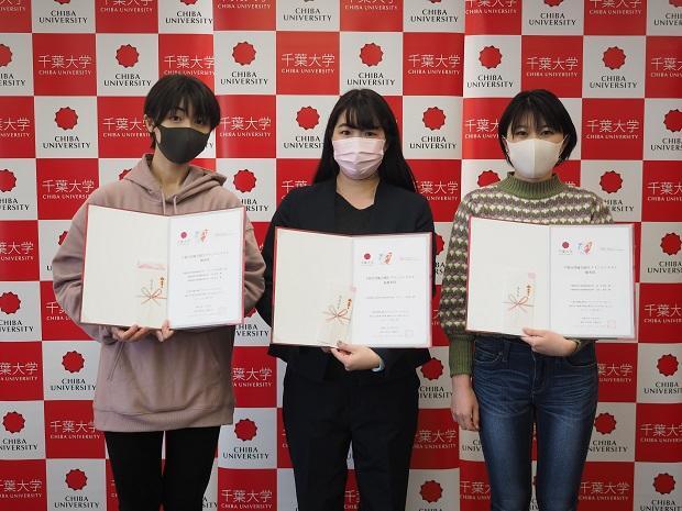 受賞者を代表して（右）秦美乃莉さん、（左）木本彩理奈さん